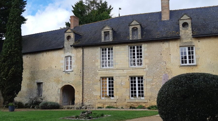 Cour intérieure du Prieuré d'Aubigné ©iKEROS