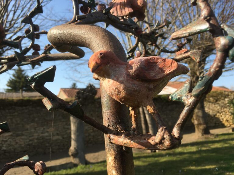 Sylvie BROUAT, Arbre aux oiseaux, Terre cuite et métal, 2014, ©iKEROS