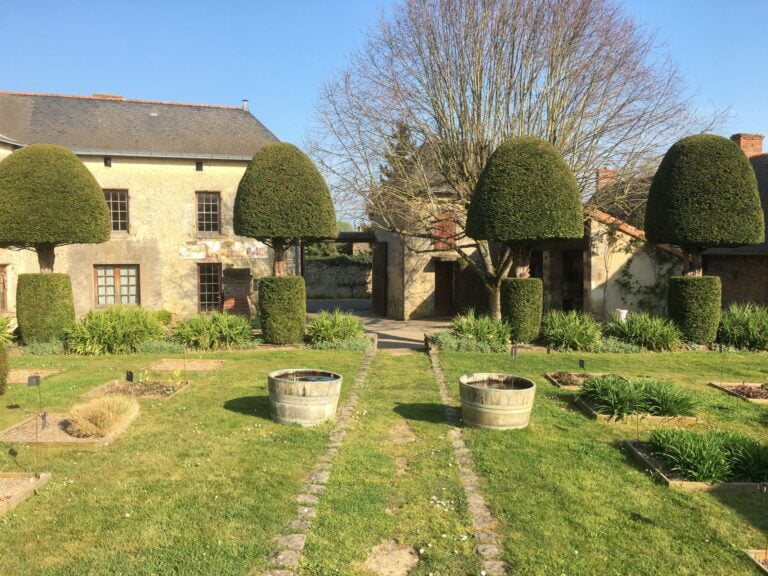 Jardin bouquetier du presbytère d'Aubigné-sur-Layon, ©iKEROS