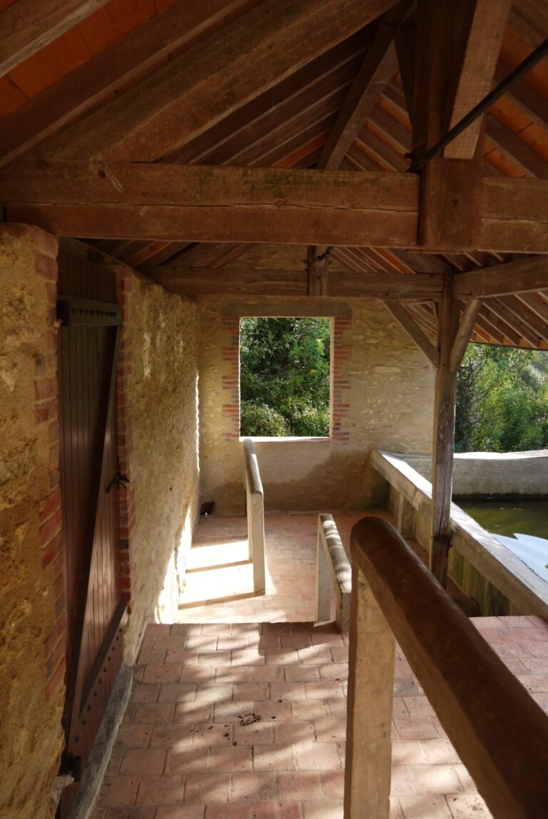 Vue du préau du lavoir d'Aubigné-sur-Layon, début XXe siècle ©iKEROS
