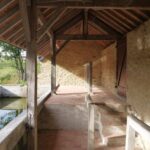 Vue du préau du lavoir d'Aubigné-sur-Layon, début XXe siècle ©iKEROS