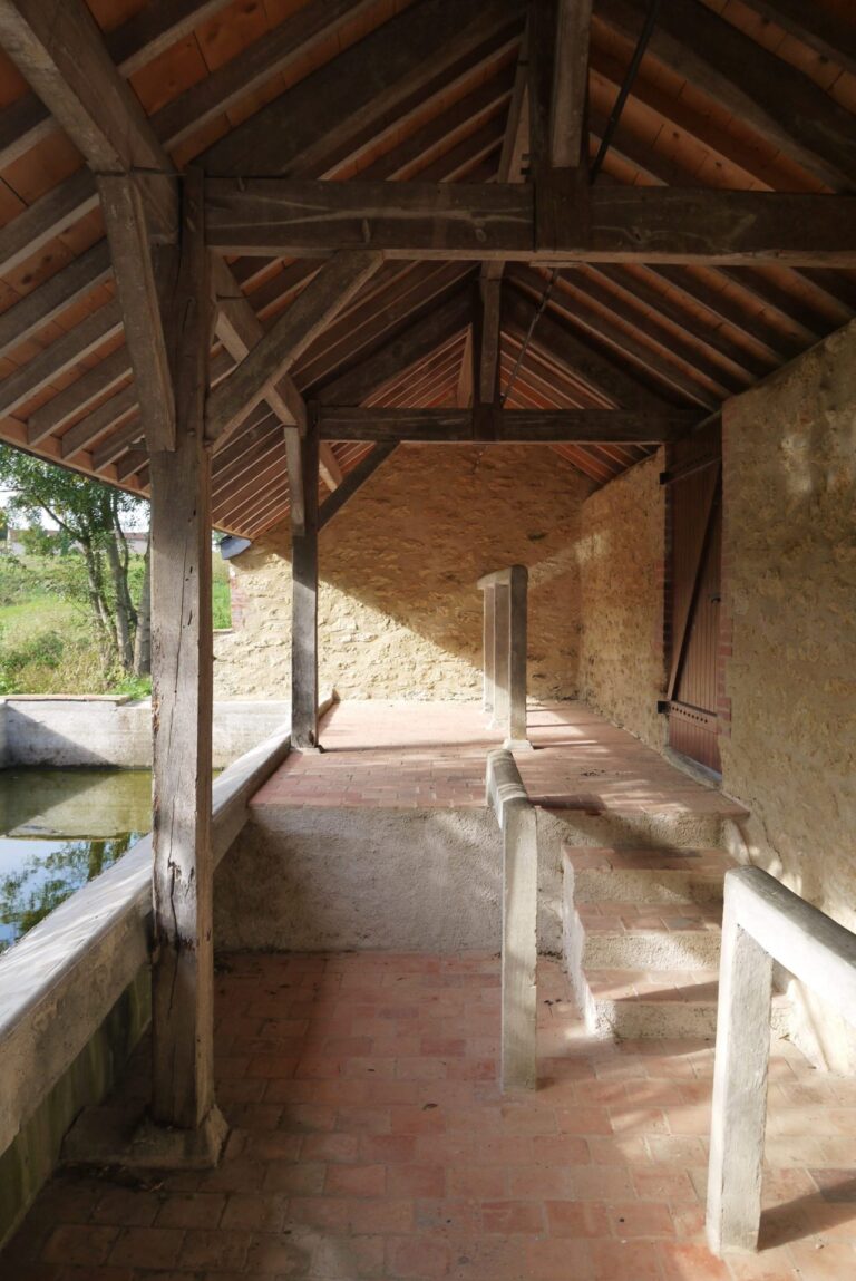 Vue du préau du lavoir d'Aubigné-sur-Layon, début XXe siècle ©iKEROS