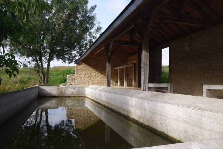 Vue du bassin du lavoir d'Aubigné-sur-Layon, début XXe siècle ©iKEROS
