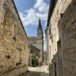 Collégiale du Puy-Notre-Dame depuis la rue de l’Éperon ©iKEROS