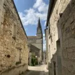 Collégiale du Puy-Notre-Dame depuis la rue de l’Éperon ©iKEROS
