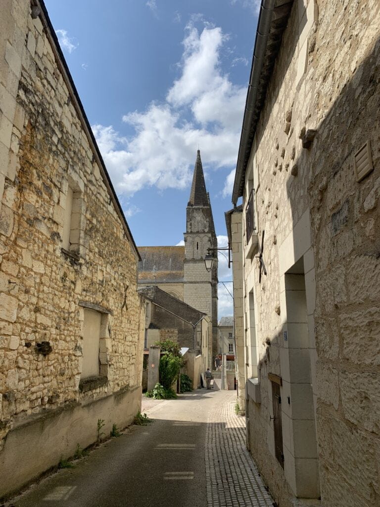 Collégiale du Puy-Notre-Dame depuis la rue de l’Éperon ©iKEROS