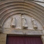 Tympan représentant la Vierge entourée de deux anges © iKEROS