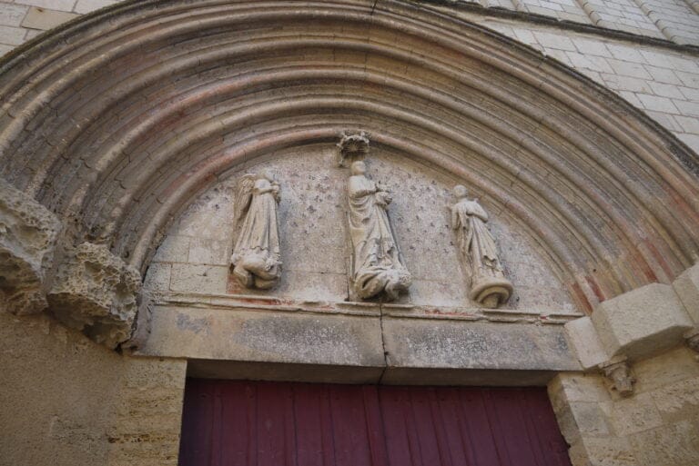 Tympan représentant la Vierge entourée de deux anges © iKEROS