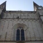 Façade de la collégiale du Puy-Notre-Dame depuis le parvis © iKEROS
