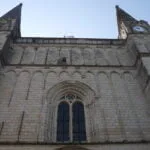 Façade de la collégiale du Puy-Notre-Dame depuis le parvis © iKEROS