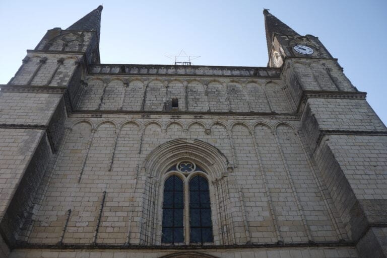Façade de la collégiale du Puy-Notre-Dame depuis le parvis © iKEROS