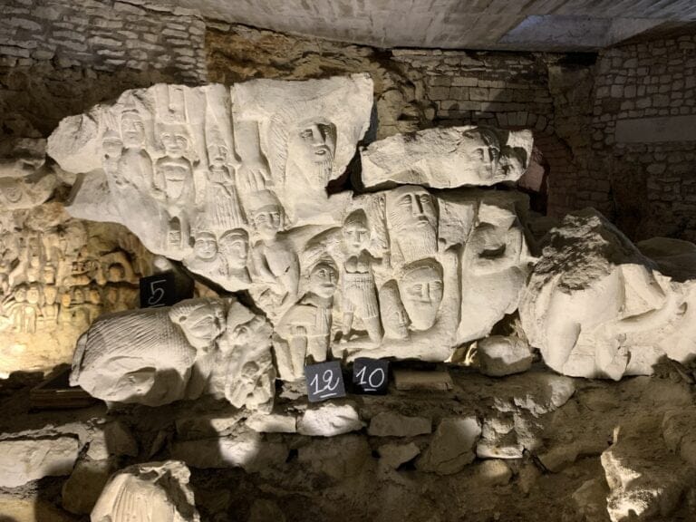 Panneau avec visages, tuffeau, seconde moitié du XVIe siècle, ©iKEROS