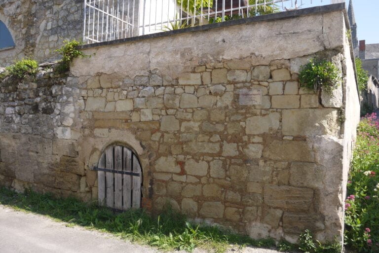 Remparts du Puy-Notre-Dame, XV-XVIe siècle, rue Saint-Julien © iKEROS