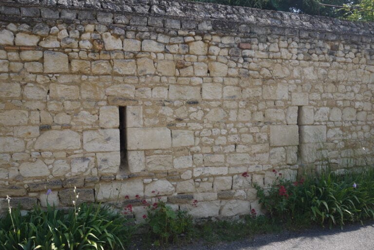 Remparts du Puy-Notre-Dame, XV-XVIe siècle, rue Saint-Julien © iKEROS