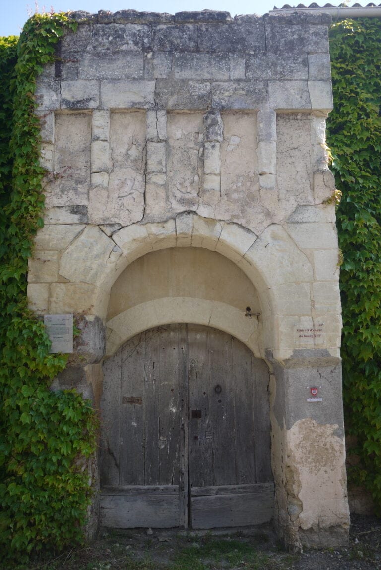 Porte des remparts du Puy-Notre-Dame, XV-XVIe siècle, rue de la Cour Nault © iKEROS