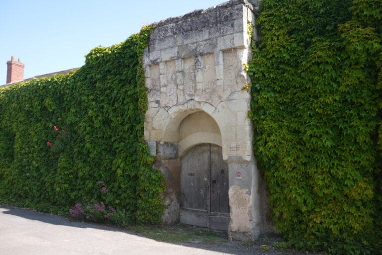 Porte des remparts du Puy-Notre-Dame, XV-XVIe siècle, rue de la Cour Nault © iKEROS