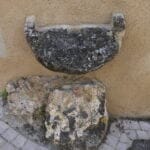 Gond d'une porte des remparts du Puy-Notre-Dame, XV-XVIe siècle, rue Sainte © iKEROS