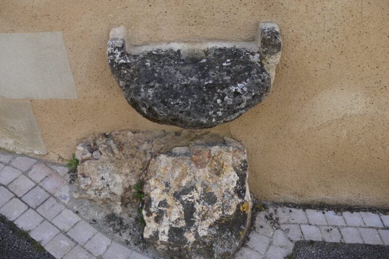 Gond d'une porte des remparts du Puy-Notre-Dame, XV-XVIe siècle, rue Sainte © iKEROS