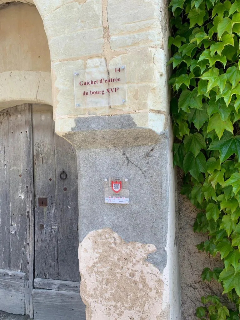 Plaque QR code iKEROS sur les remparts du Puy-Notre-Dame