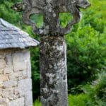 Croix de chemin fleurdelisée