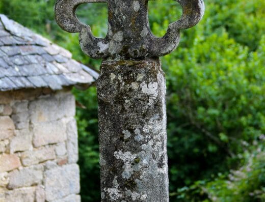 Croix de chemin fleurdelisée