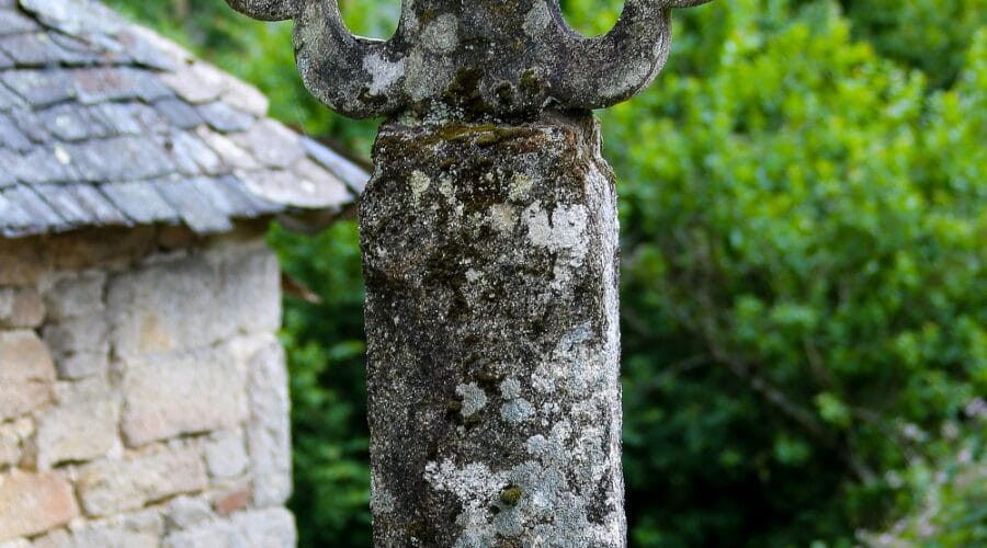 Croix de chemin fleurdelisée