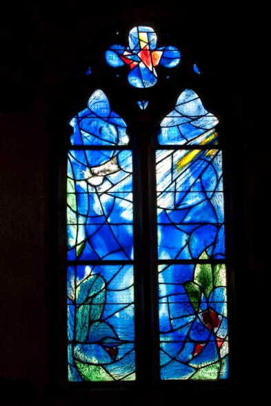 Chapelle du Saillant avec vitraux de Marc Chagall