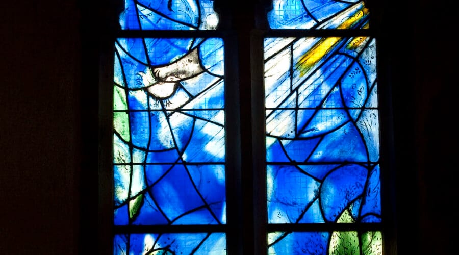 Chapelle du Saillant avec vitraux de Marc Chagall