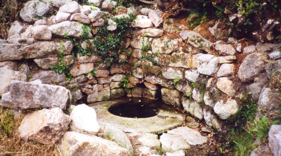 La Fontaine de Bazanges   dite la « Font de las Fa- das » (Fontaine des Fées)
