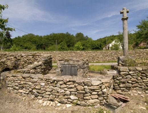 La croix  et  la  fontaine de Villelot
