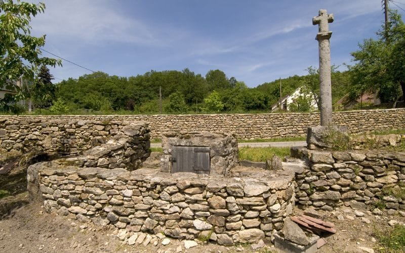 La croix  et  la  fontaine de Villelot