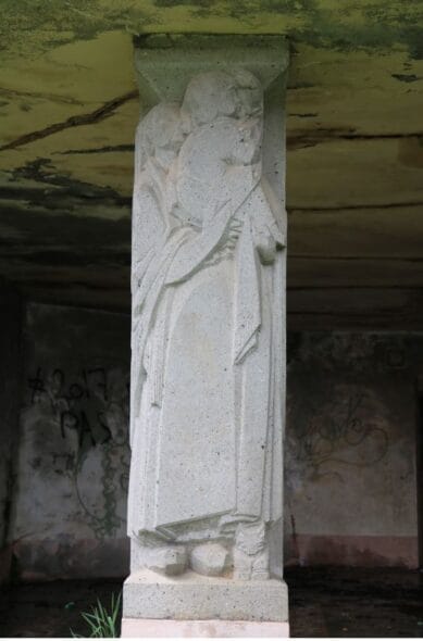 Cariatides du préau - Jardin Public
