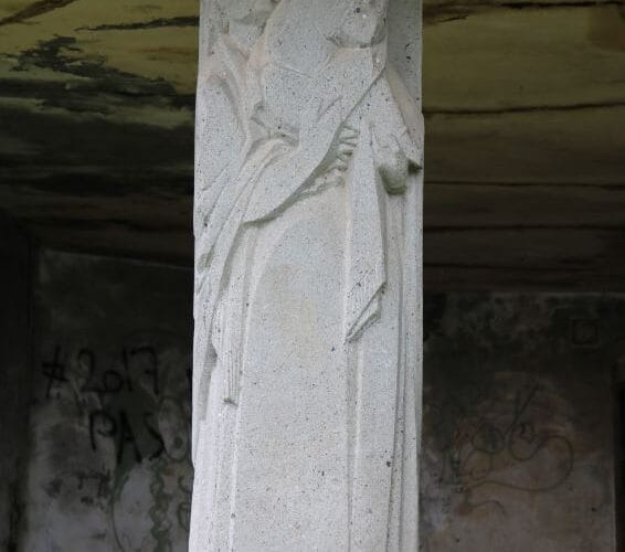 Cariatides du préau - Jardin Public