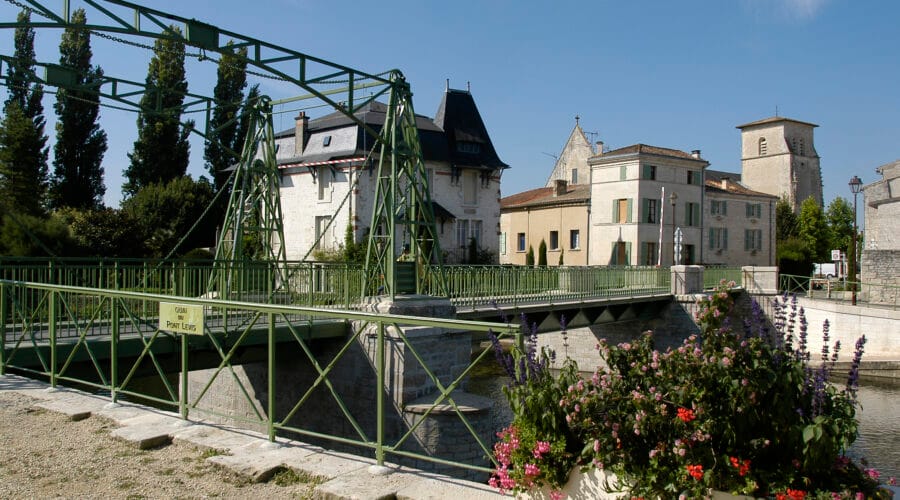 Pont-levis métallique de Magné
