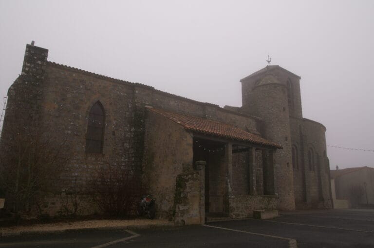 Eglise Saint Sauveur de Givre en Mai