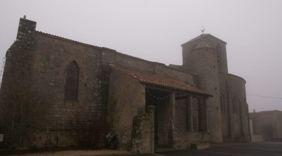 Eglise Saint Sauveur de Givre en Mai