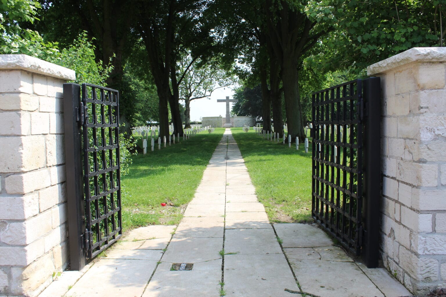 Cambrai East Military Cemetery et Cimetière Militaire Allemand de la Route de Solesmes