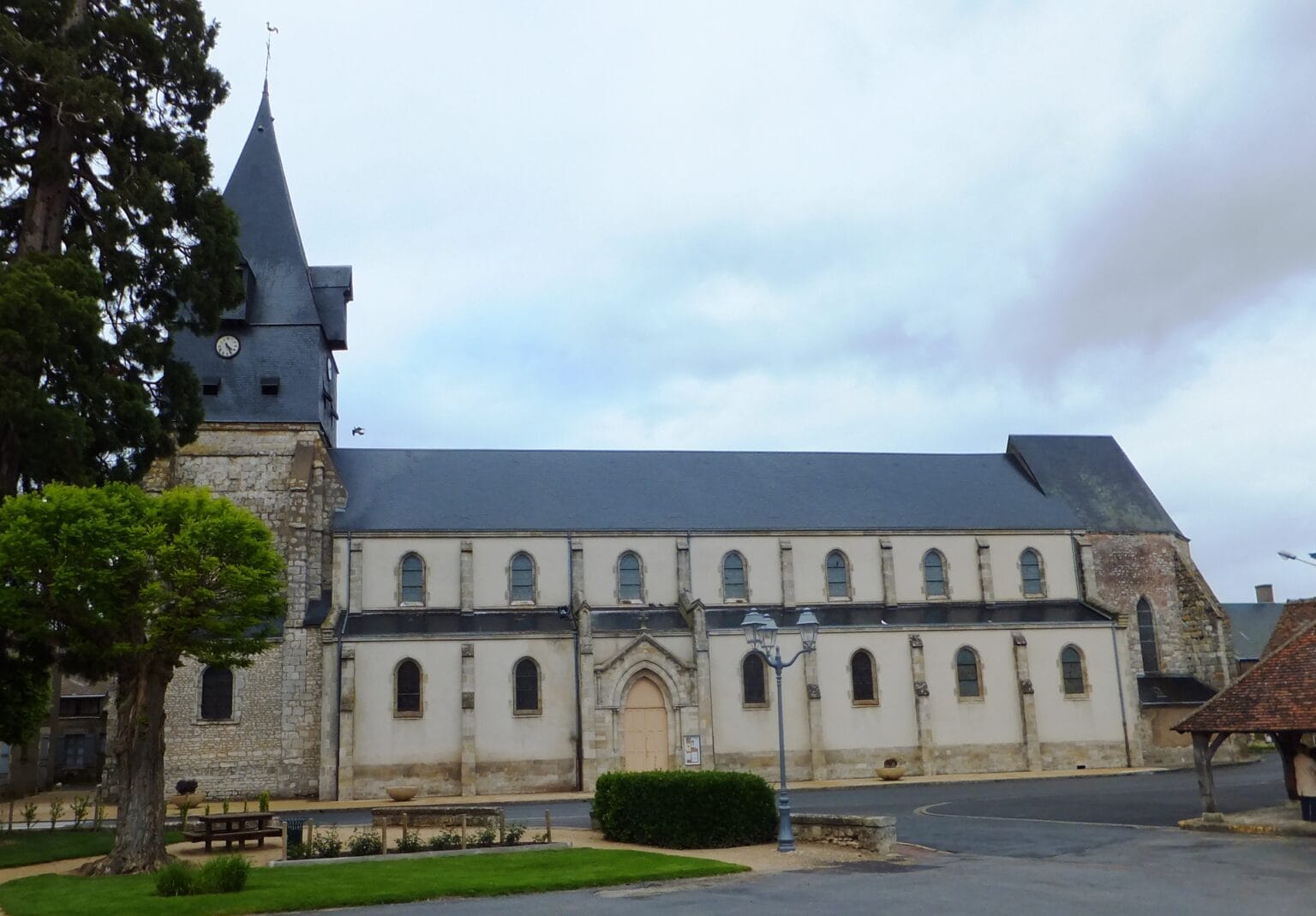 Halle et église Notre-Dame