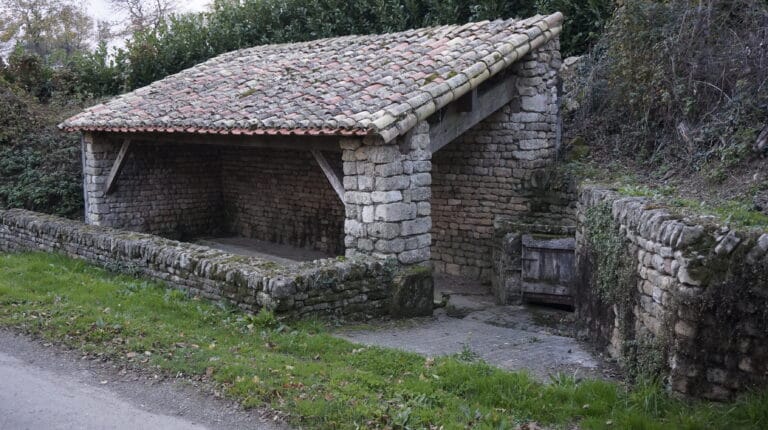 Lavoir du Plet, lavoir de la Vergne, lavoir La Sablière, lavoir Fondmorand, lavoir de la grande fontaine.