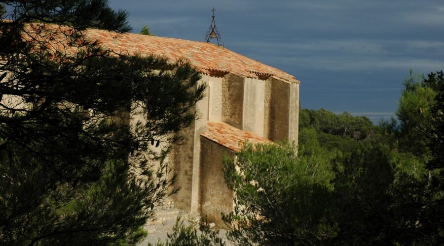 CHAPELLE NOTRE DAME DES AUZILS ET CIMETIÈRE MARIN