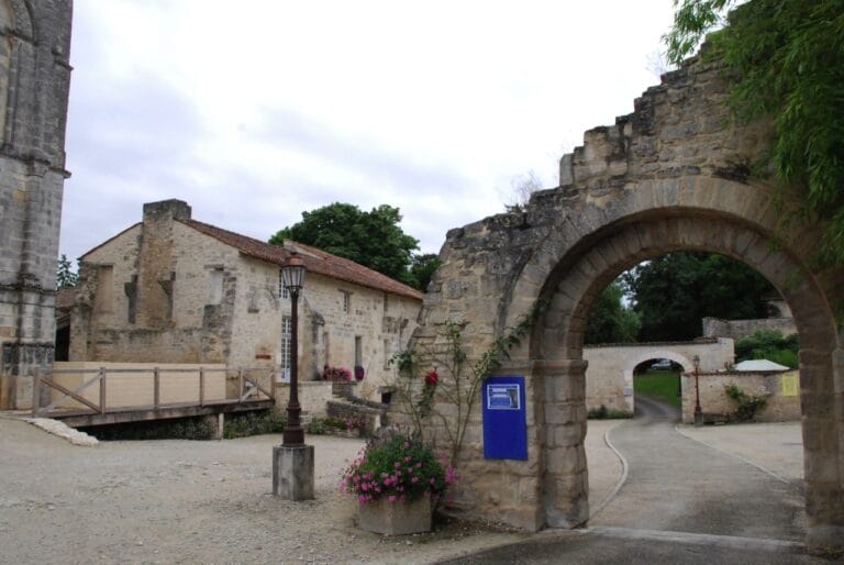 Abbaye de Saint Amant de Boixe