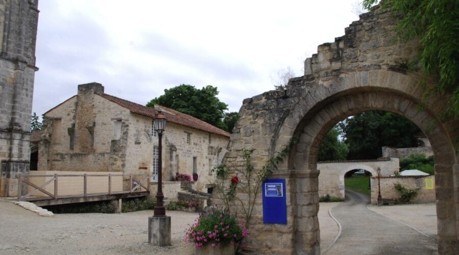 Abbaye de Saint Amant de Boixe