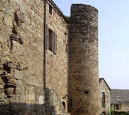 Vestiges des remparts de Castelnau-Pégayrols