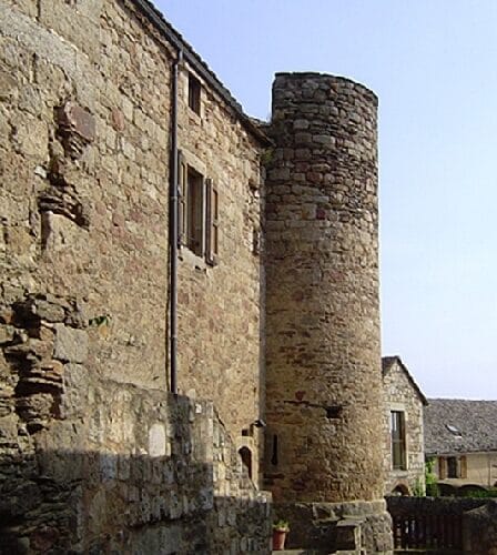Vestiges des remparts de Castelnau-Pégayrols
