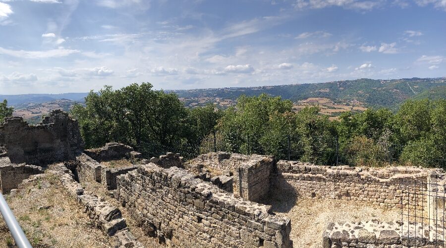 Chapelle et Chateau de Gozon