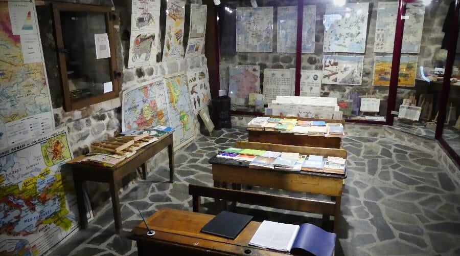 Reconstitution d'une salle de classe des années 30/60