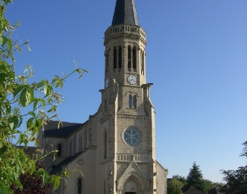 Eglise de Saint-Salvadou et sa croix processionnelle