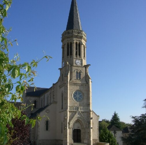 Eglise de Saint-Salvadou et sa croix processionnelle