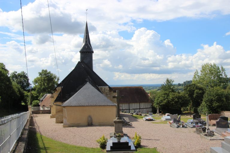 Église Notre-Dame de Lessard et le Chêne