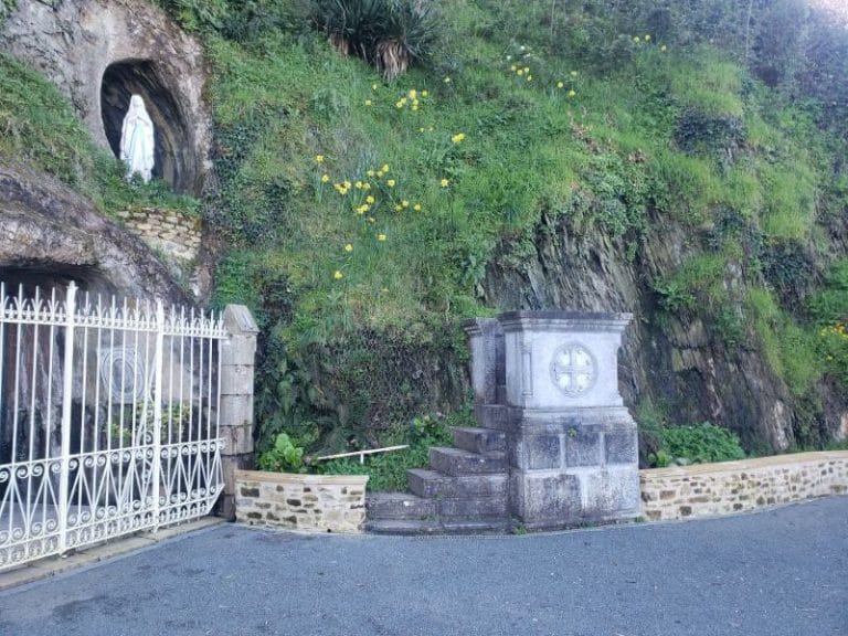 Grotte de Montreuil-sur-Maine